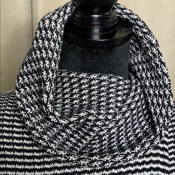 CABI ladies split style sweater (Fergie 3167) - Picture 4 of 6